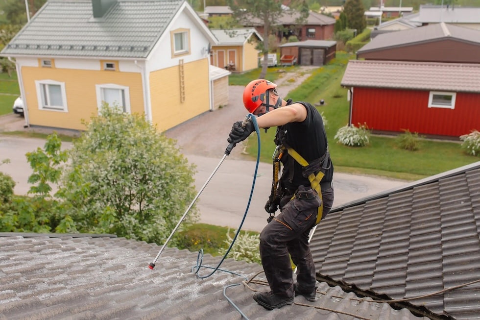 Tiilikaton pinnoitus Helsinki - Kilpikatoilta saat myös tiilikaton puhdistus, pesu, maalaus ja korjauspalvelut Helsingissä