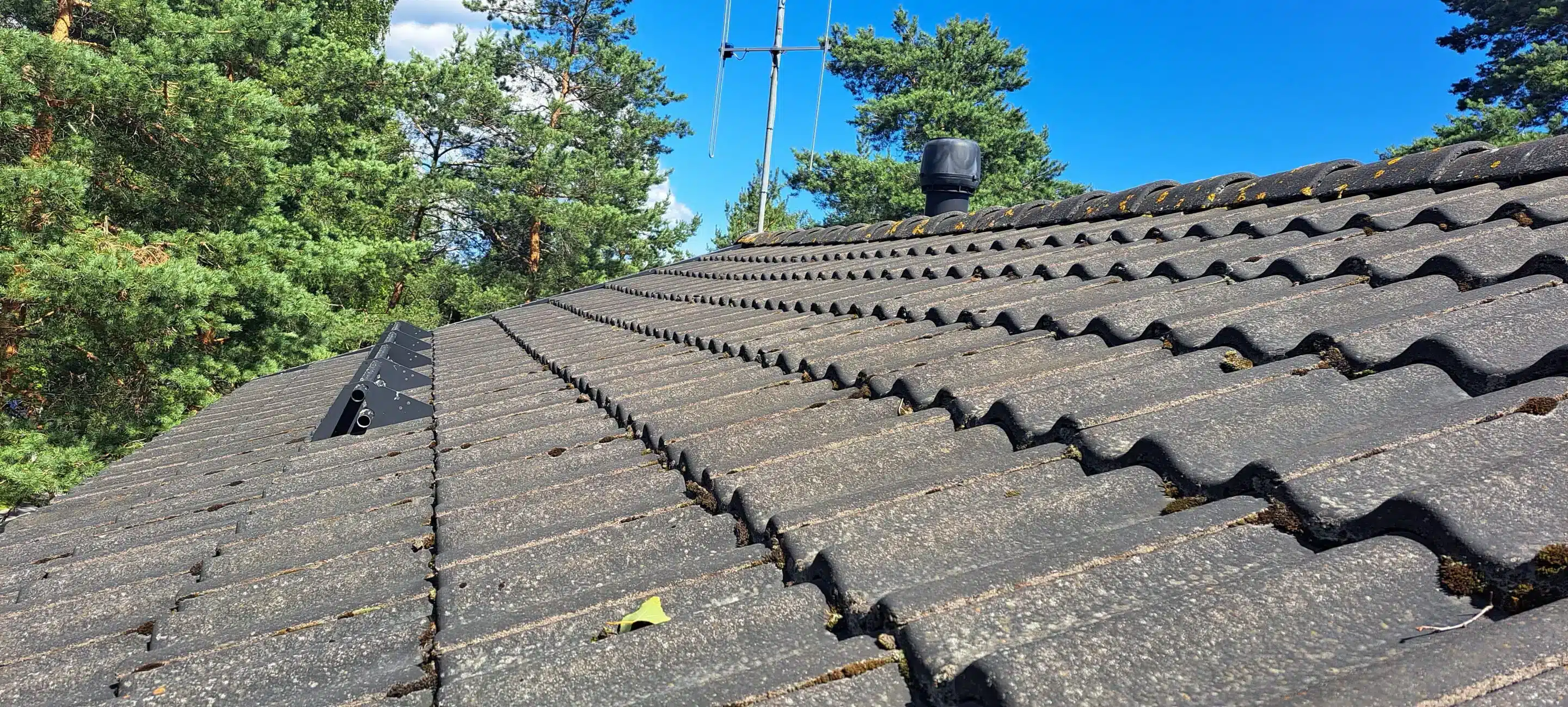 Tiilikaton näyttäessä tältä, tekee helposti mieli tarttua painepesuriin...Tiilikaton pesu painepesurilla ei kannata. Sammaleen poisto tiilikatolta painepesurilla kuulostaa hyvältä idealta, mutta voi aiheuttaa vahinkoa.
